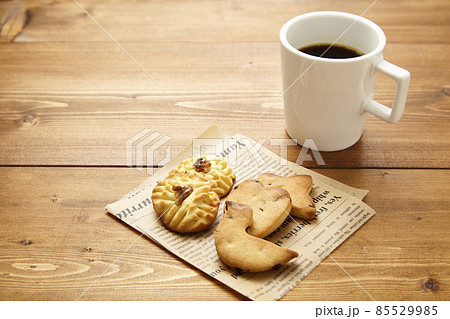 手作りクッキーとコーヒー 85529985