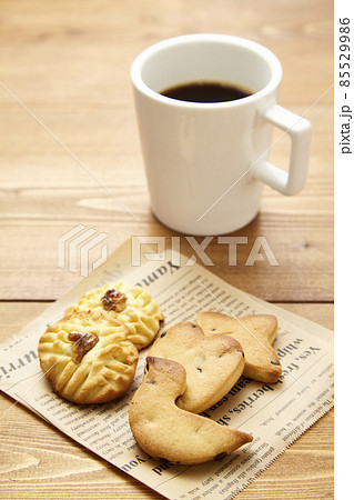 手作りクッキーとコーヒー 85529986