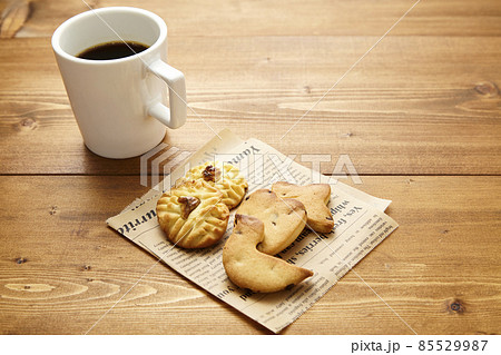 手作りクッキーとコーヒー 85529987
