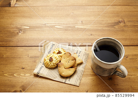 手作りクッキーとコーヒー 85529994