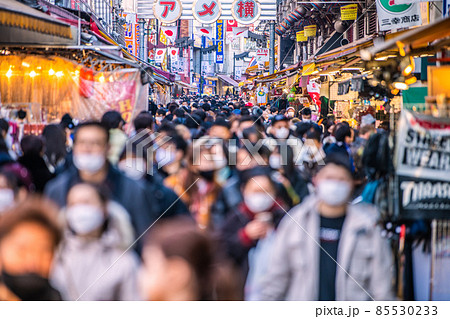 日本の東京都市景観 新年を迎えた東京・アメ横はコロナ禍前と変わらない驚愕の人出。オ株が…＝1日 85530233
