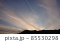 夕焼けが綺麗な飛行機雲 85530298