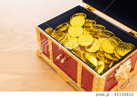 机の上にある沢山の金貨が入った宝箱 資産運用 一攫千金 副業 臨時収入 大当たり 机の上にある沢山の金貨が入った宝箱 資産運用 一攫千金 副業 臨時収入 大当たり 85530810
