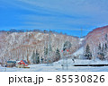 新雪の越後里山雪景色風景 85530826