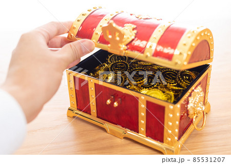 沢山の金貨が入った宝箱を開ける男性の手　資産運用　一攫千金　副業　臨時収入　大当たり 85531207