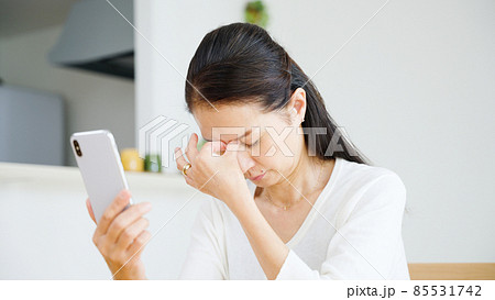 スマホを見て目が疲れたシニア女性 85531742