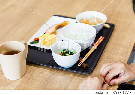 シニア女性の食事介助 撮影協力:中央工学校附属日本語学校 シニア女性の食事介助 撮影協力:中央工学校附属日本語学校 85531778