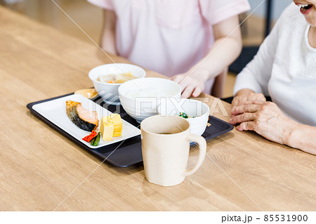 シニア女性の食事介助 撮影協力:中央工学校附属日本語学校 シニア女性の食事介助 撮影協力:中央工学校附属日本語学校 85531900