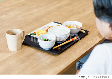 シニア女性の食事介助 撮影協力:中央工学校附属日本語学校 シニア女性の食事介助 撮影協力:中央工学校附属日本語学校 85531901