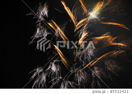 八代全国花火競技大会を造形的に一部分を切り撮った花火写真 85532422