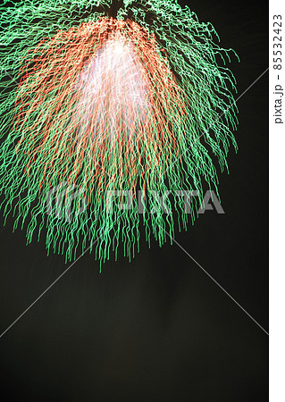 八代全国花火競技大会を造形的に一部分を切り撮った花火写真 85532423