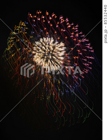 八代全国花火競技大会を造形的に一部分を切り撮った花火写真 85532440