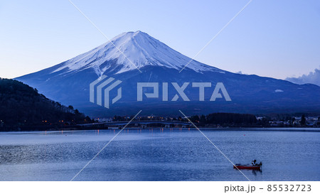 早朝の富士山と河口湖の絶景 早朝の富士山と河口湖の絶景 85532723