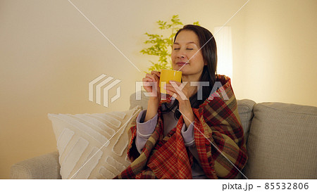 冬の夜リビングでホットコーヒーを飲むシニア女 冬の夜リビングでホットコーヒーを飲むシニア女 85532806