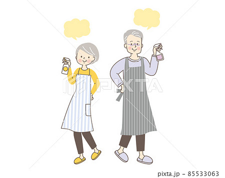 家の中を除菌する笑顔のシニア夫婦 85533063