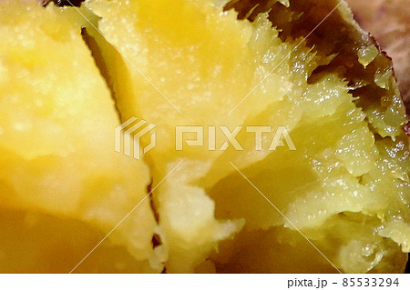 蜜入り石焼き芋の断面　クローズアップ 85533294