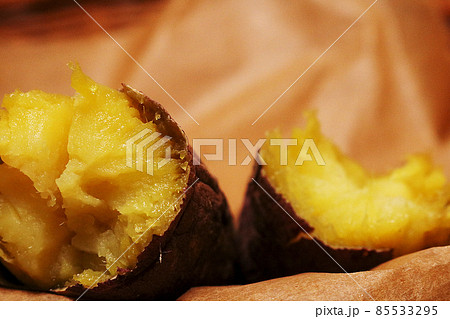 蜜入り石焼き芋の断面　アップ 85533295