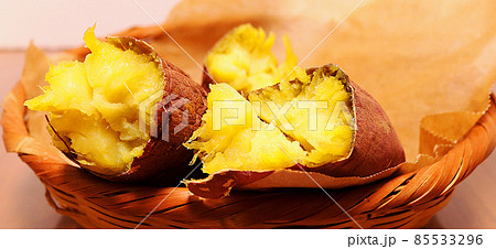 竹かごに入った蜜入り石焼き芋の2本の断面 85533296