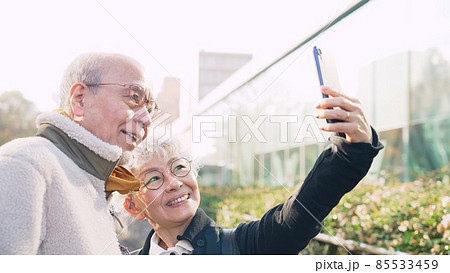 スマホで自撮りするシニアカップル スマホで自撮りするシニアカップル 85533459