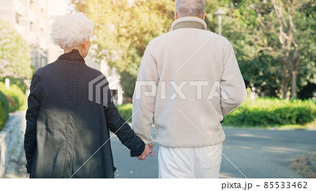 手を繋いで歩くシニアカップル 手を繋いで歩くシニアカップル 85533462