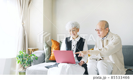 パソコンを見るシニア夫婦 パソコンを見るシニア夫婦 85533466