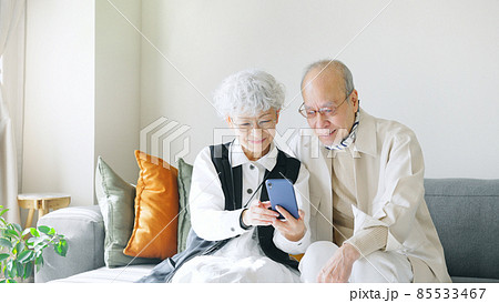 スマートフォンを使うシニアカップル 85533467