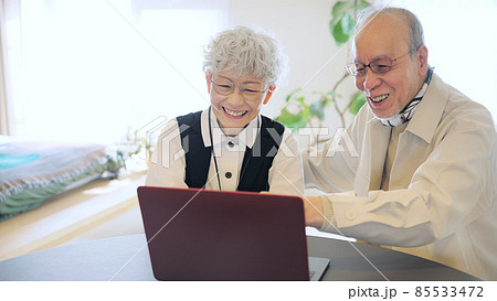 パソコンを見るシニア夫婦 85533472