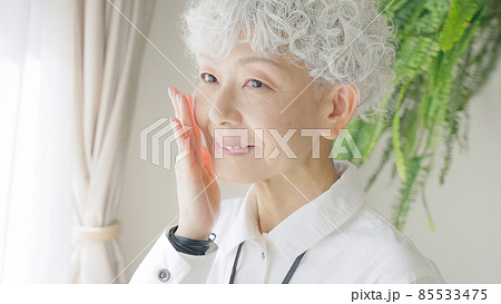 シニア女性のスキンケアイメージ　美容　アンチエイジング 85533475