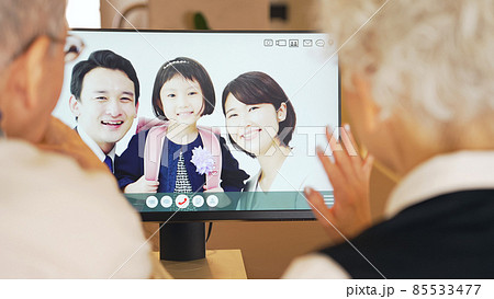 ビデオ通話で孫と話すシニア夫婦 85533477