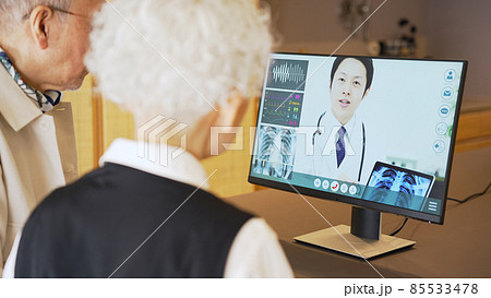 オンライン診療を受けるシニアカップル 85533478