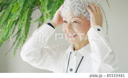 グレイヘアのシニア女性 ヘアケアイメージ グレイヘアのシニア女性 ヘアケアイメージ 85533481