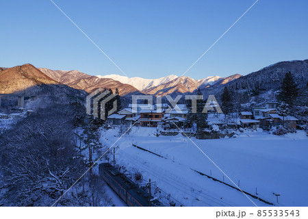 冬の谷川岳と上越線 85533543