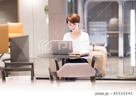 ビジネスシーン　オフィスで働く女性　撮影協力：WEEK芝大門（サンフロンティア不動産） 85533545