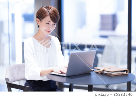ビジネスシーン　オフィスで働く女性　撮影協力：WEEK芝大門（サンフロンティア不動産） 85533546