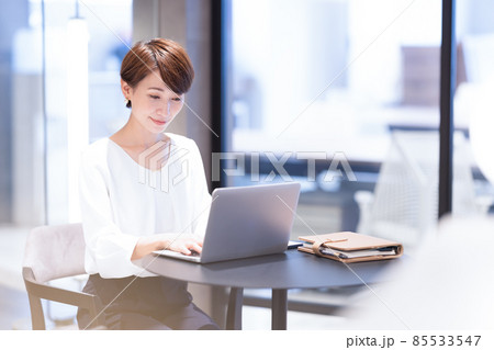 ビジネスシーン オフィスで働く女性 撮影協力:WEEK芝大門(サンフロンティア不動産) ビジネスシーン オフィスで働く女性 撮影協力:WEEK芝大門(サンフロンティア不動産) 85533547