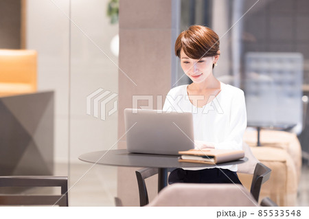 ビジネスシーン　オフィスで働く女性　撮影協力：WEEK芝大門（サンフロンティア不動産） 85533548