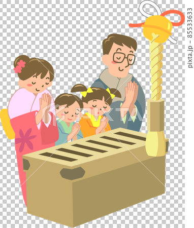 初詣でお祈りする4人家族 初詣でお祈りする4人家族 85533633