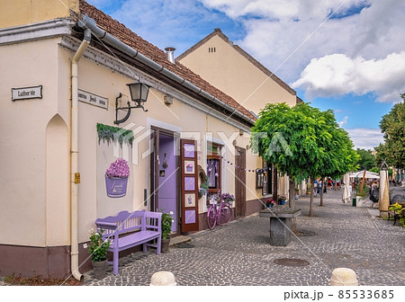 Streets of the old town of Szentendre, Hungary 85533685