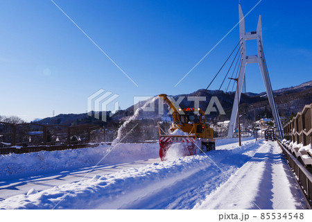 雪国の安全を守るロータリー除雪車 85534548