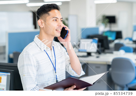 ビジネス　ビジネスマン　男性　オフィス　エンジニア 85534739