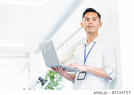 ビジネス　ビジネスマン　男性　オフィス　エンジニア 85534757