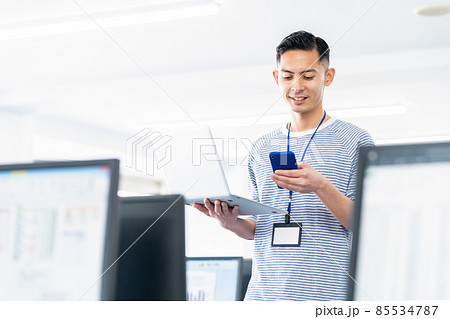 ビジネス ビジネスマン 男性 オフィス エンジニア ビジネス ビジネスマン 男性 オフィス エンジニア 85534787