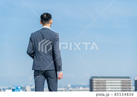 ビジネス　ビジネスマン　男性　空　青空 85534839