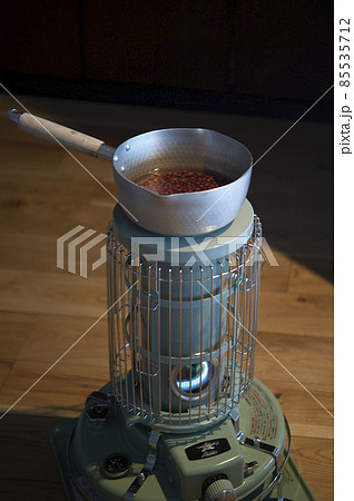 石油ストーブで小豆を煮る 85535712