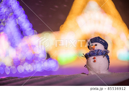 イルミネーションと手作りの雪だるま イルミネーションと手作りの雪だるま 85536912