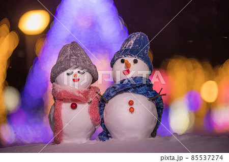 イルミネーションとペアの雪だるま 85537274