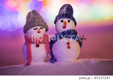 イルミネーションとペアの雪だるま 85537287