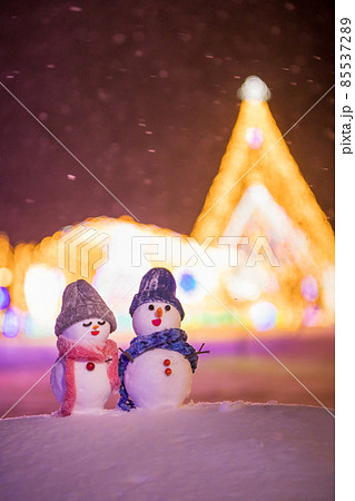 イルミネーションとペアの雪だるま イルミネーションとペアの雪だるま 85537289