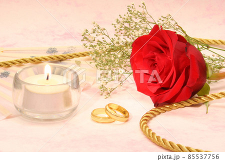 Rose with Wedding Bands and Gold Rope Rose with Wedding Bands and Gold Rope 85537756