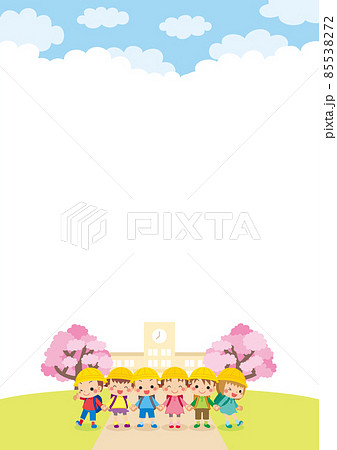 満開の桜が咲く校舎の前で手を繋いで立っている可愛い小学生のイラスト　コピースペース　テンプレート 85538272